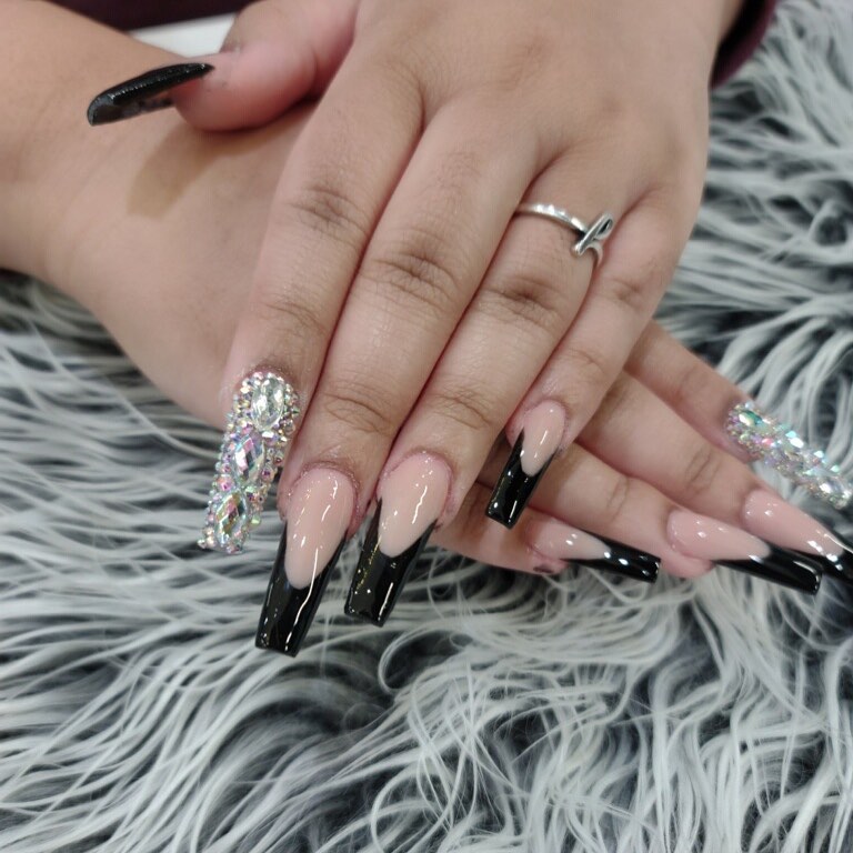 Minimalist French tip design